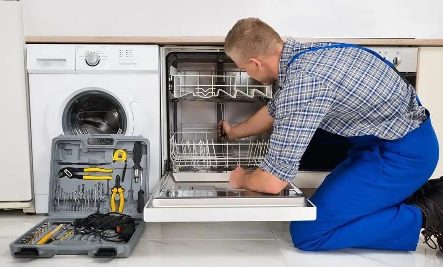 Keçiören Miele servisi teknisyen ekibi beyaz eşya tamiri yaparken